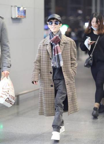 郭敬明穿超长大衣面带微笑状态好