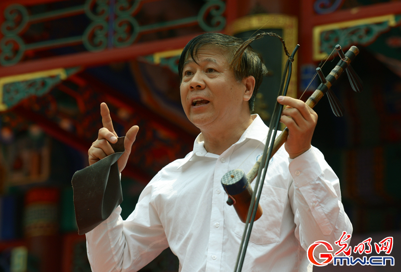 仿生皮环保京胡的发明人刘正辉在开幕式音乐会上介绍他用仿主皮制作