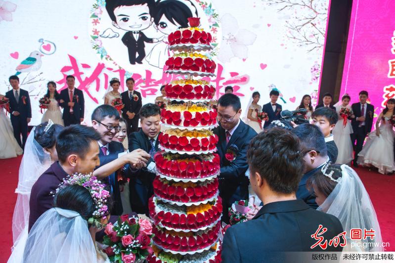 新疆库车20对青年教师举行集体婚礼