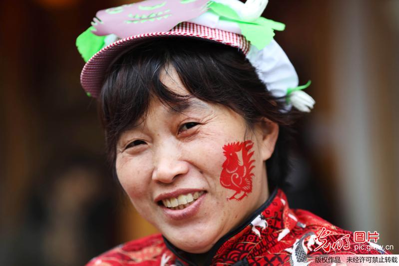 浙江湖州：村民脸上绘鱼谱 幸福微笑庆丰收
