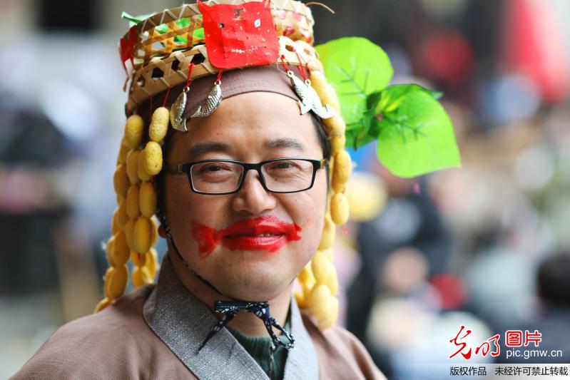浙江湖州：村民脸上绘鱼谱 幸福微笑庆丰收