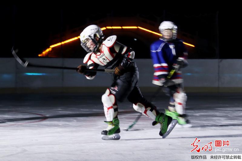 河北宣化：冰球“夜校”训练忙