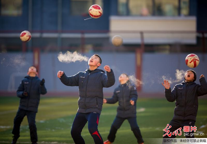 内蒙古呼和浩特：校园足球冬令营开营