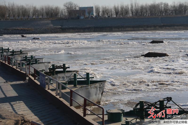黄河东营段工作人员拆除浮桥确保河道安全