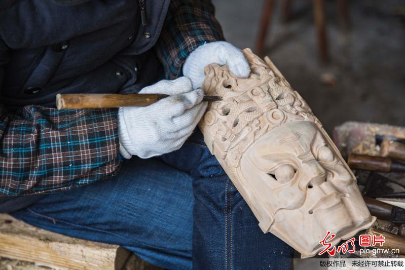 走近贵州安顺“地戏面具”雕刻人