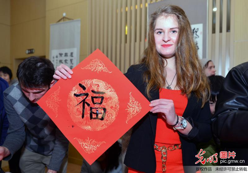 外籍大学生近距离感受中国传统年味
