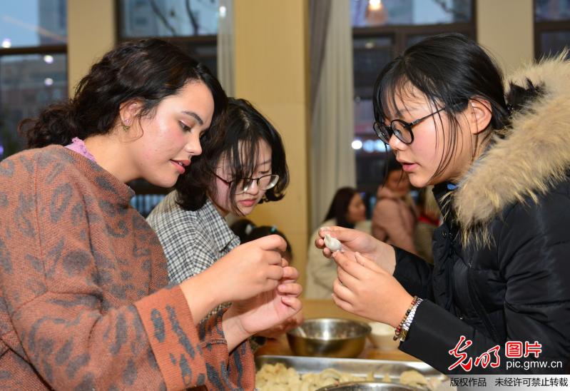 外籍大学生近距离感受中国传统年味