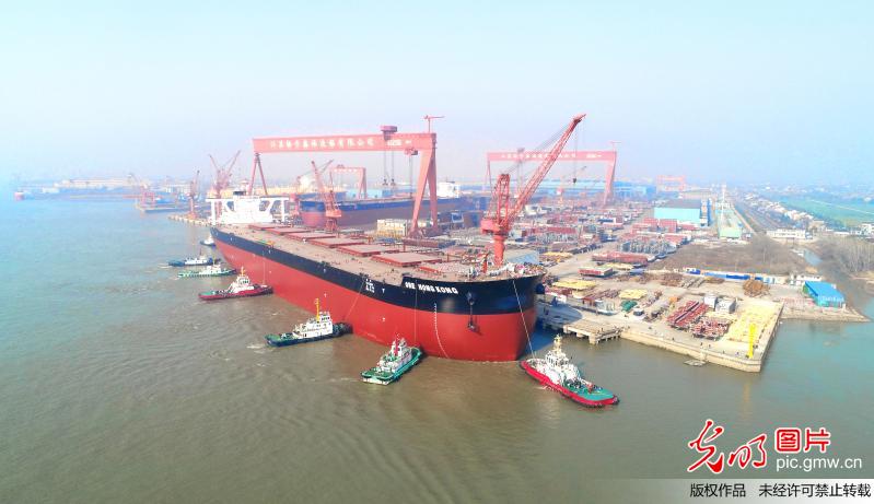 江苏泰州：新一代超大型40万吨矿砂船顺利出坞