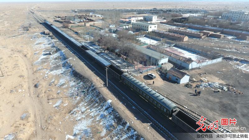 内蒙古：沙漠里的慢火车