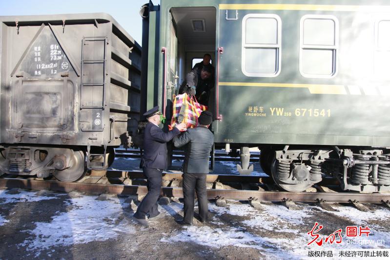 内蒙古：沙漠里的慢火车
