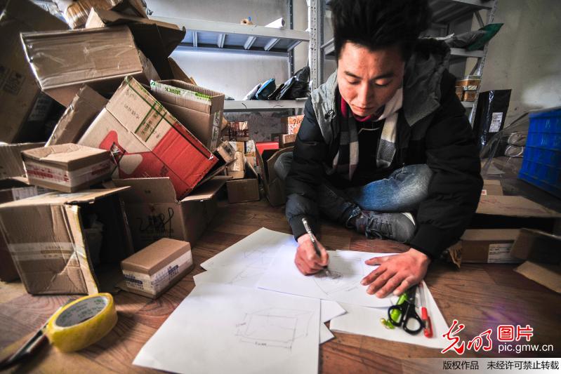 杭州“90后”小伙用纸盒为流浪猫搭“豪华别墅”遮风挡