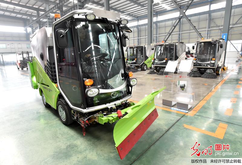 江苏扬州：助力城市清洁 环卫装备生产忙