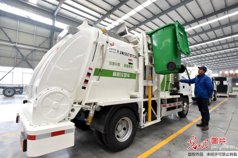 江苏扬州：助力城市清洁 环卫装备生产忙