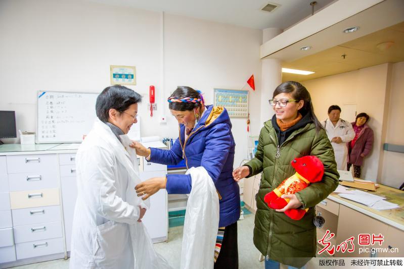 藏族患病女孩获爱心医务志愿者帮扶