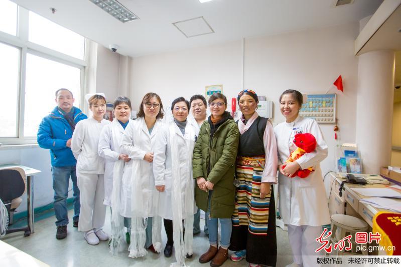 藏族患病女孩获爱心医务志愿者帮扶
