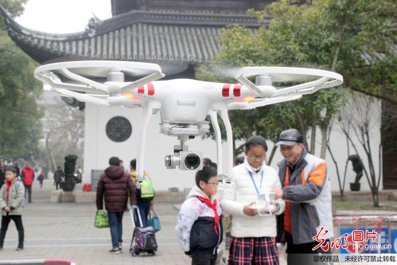 苏州：无人机“飞”进校园 感受科技魅力