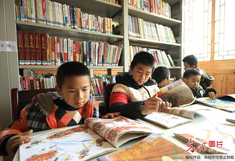 贵州丹寨：农家书屋度寒假