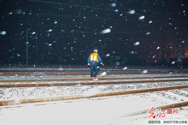 陕西西安：风雪夜里保畅通