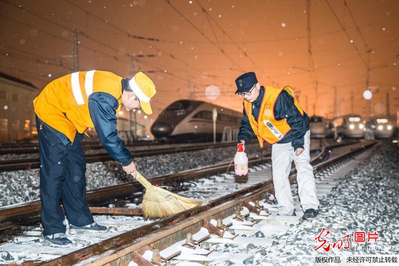 陕西西安：风雪夜里保畅通