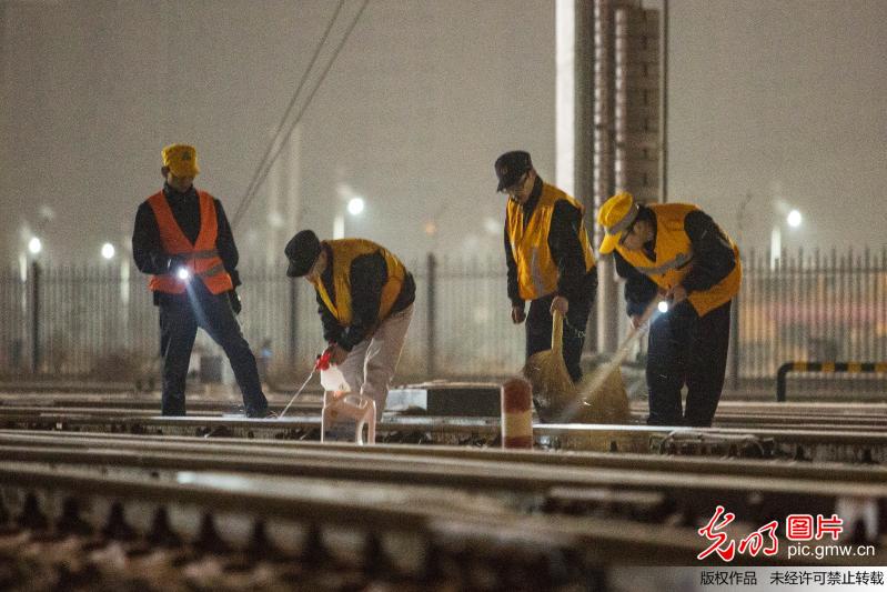 陕西西安：风雪夜里保畅通