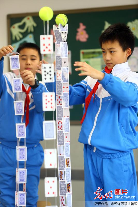 天津青少年感受科技魅力