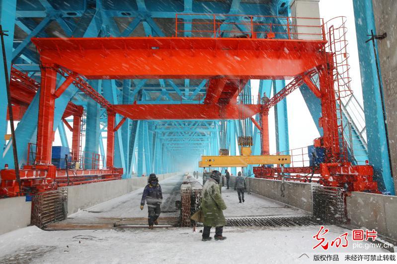 沪通长江大桥一标段雪中结束主体工程施工