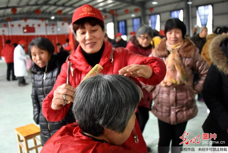 浙江仙居：劳模义工下乡暖民心