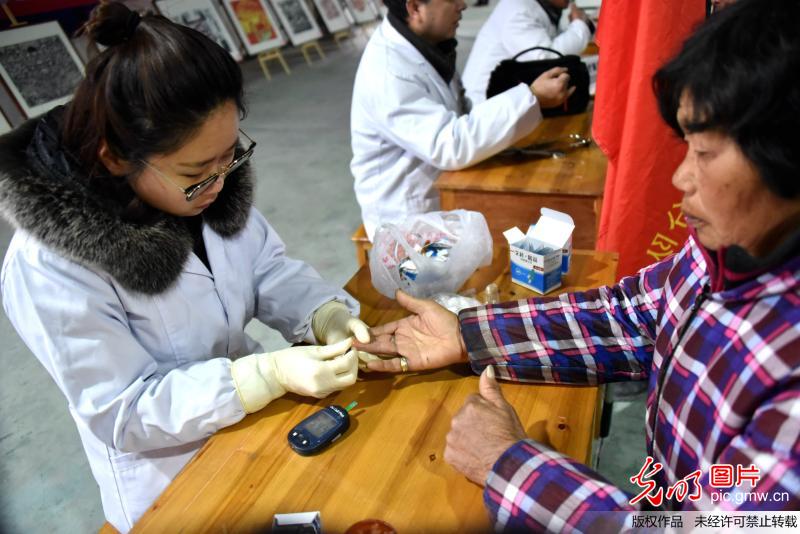 浙江仙居：劳模义工下乡暖民心