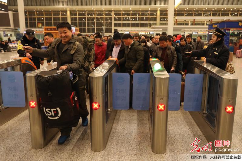 【光明图刊】2018年春运启幕