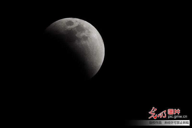月全食奇观现身天宇