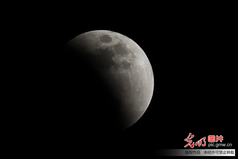 月全食奇观现身天宇