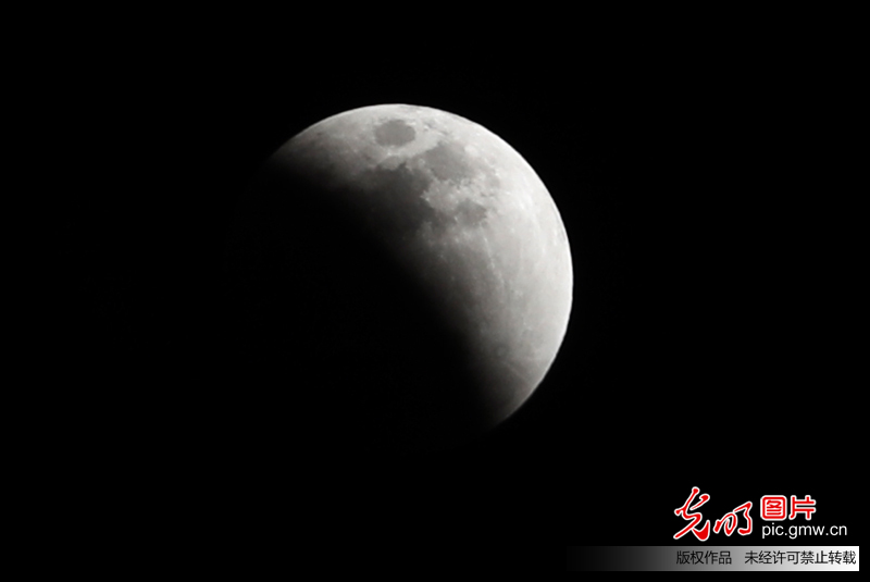 月全食奇观现身天宇