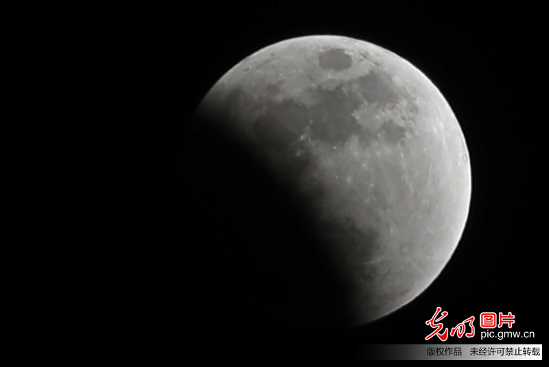 月全食奇观现身天宇