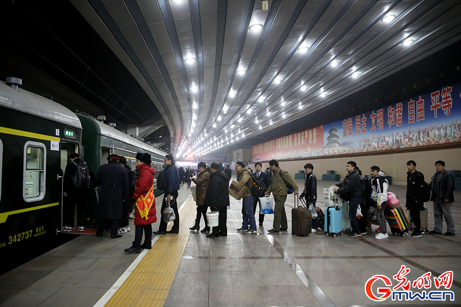 2018年春运大幕开启 北京局首趟加开旅客列车开行