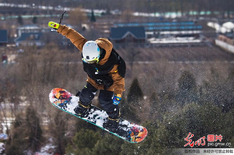 青少年自由式滑雪挑战赛在京举行