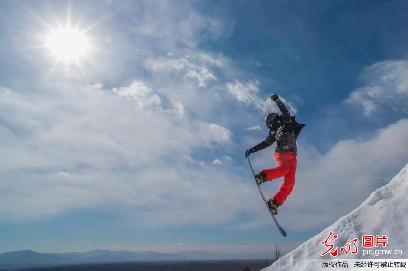 青少年自由式滑雪挑战赛在京举行