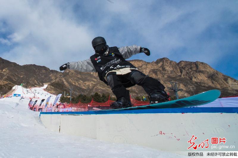 青少年自由式滑雪挑战赛在京举行