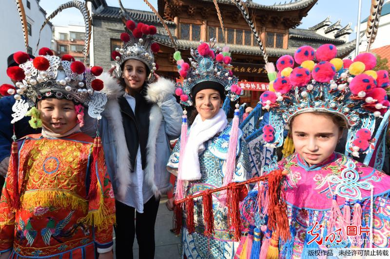 中外小朋友体验中国传统民俗