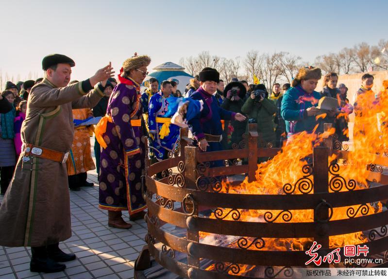 呼和浩特：蒙古族群众“祭火”迎新春