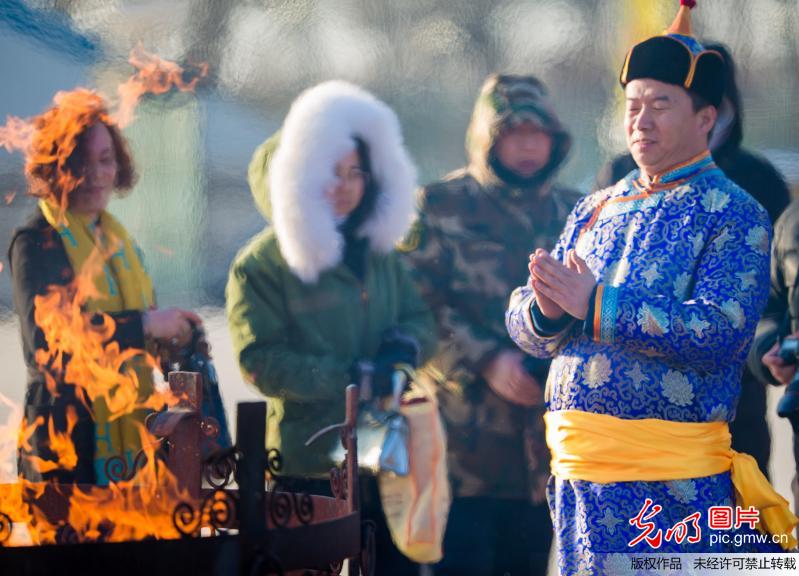 呼和浩特：蒙古族群众“祭火”迎新春
