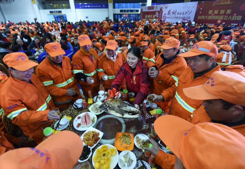 义乌举办千名环卫工人爱心年夜饭活动