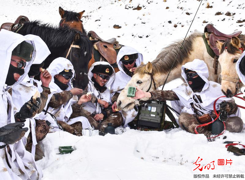西藏阿里：零下20℃ 骑马踏雪巡逻边境线