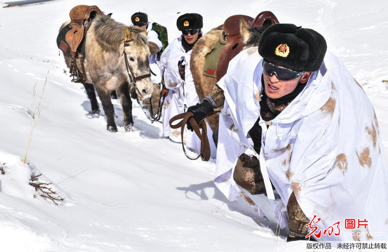 西藏阿里：零下20℃ 骑马踏雪巡逻边境线