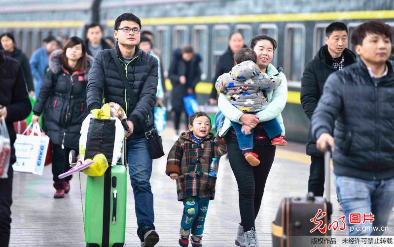 安徽亳州：春节假期过半 返程客流渐增