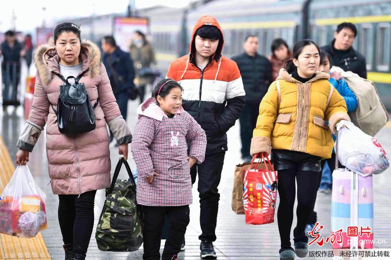 安徽亳州：春节假期过半 返程客流渐增