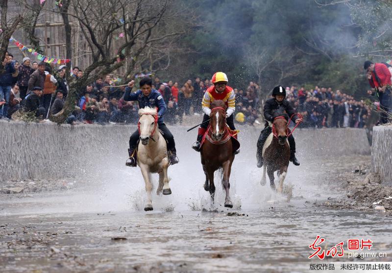 贵州麻江：水上赛马庆新春
