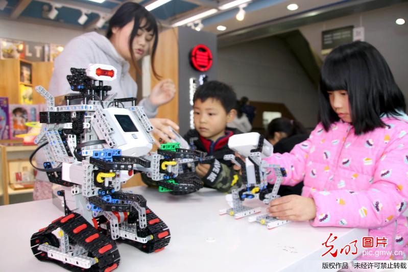 苏州：智能教育机器人成开学新装备