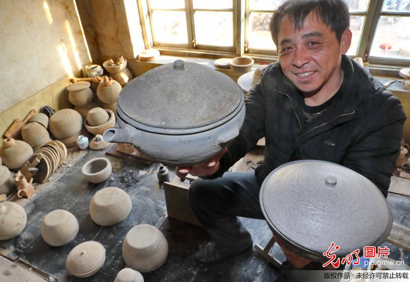河北秦皇岛：刘爱民和他的土法沙锅制作