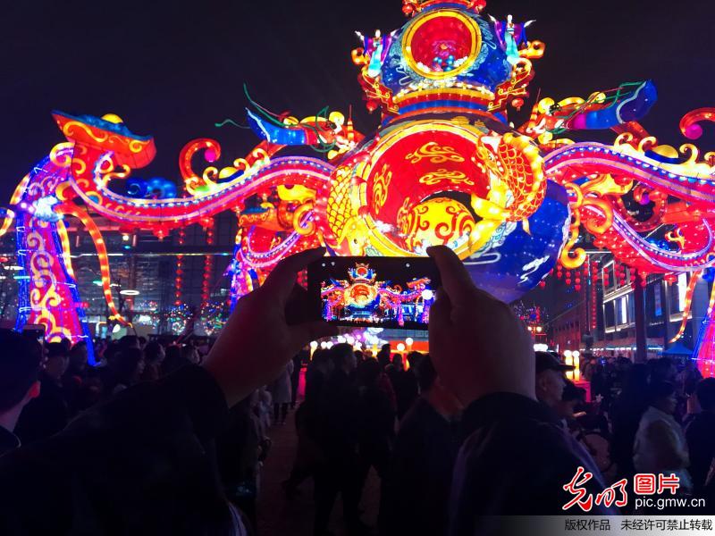 “西安年最中国”主题灯展点亮古城