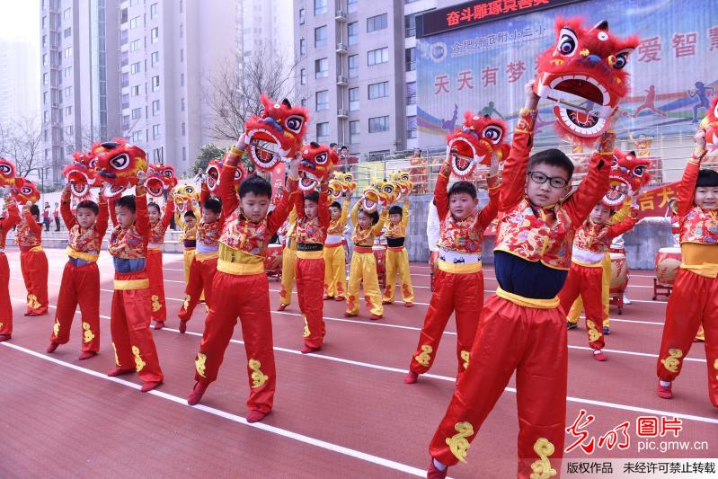 【光明图刊】中小学迎来开学季：年味浓浓 希望满满